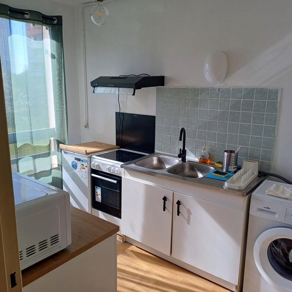 Kitchen or kitchenette, oven, washing machine