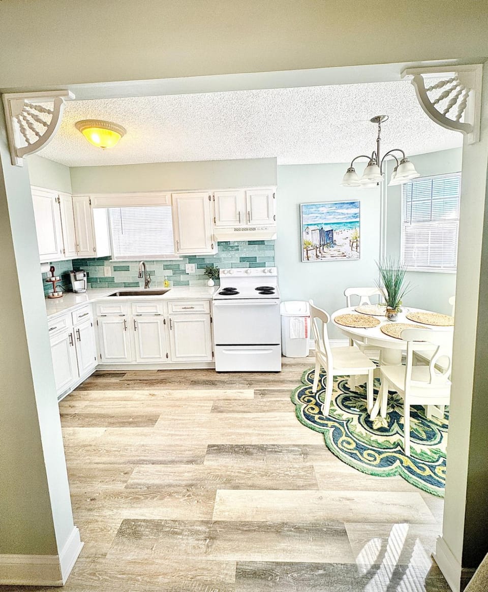 Kitchen or kitchenette, Dining area, stove