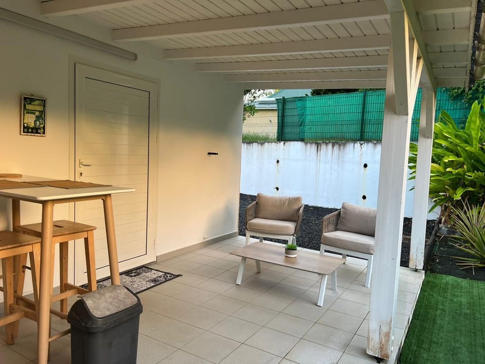 Bungalow 2 personnes Petit Bourg " La Bergetterie" Apartment in Petit-Bourg