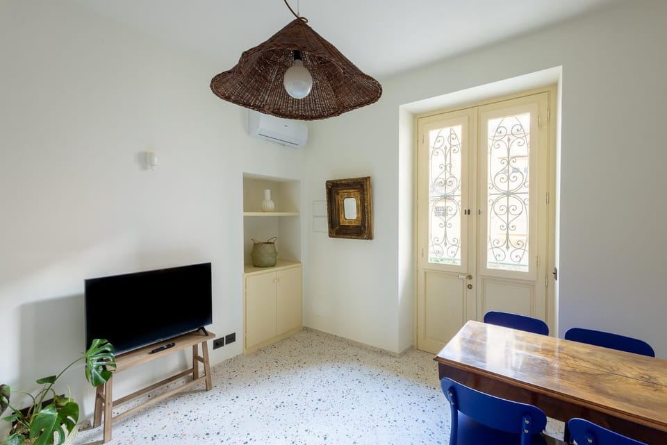 Bed, TV and multimedia, Living room, Seating area, heating, internet, locker, air conditioner