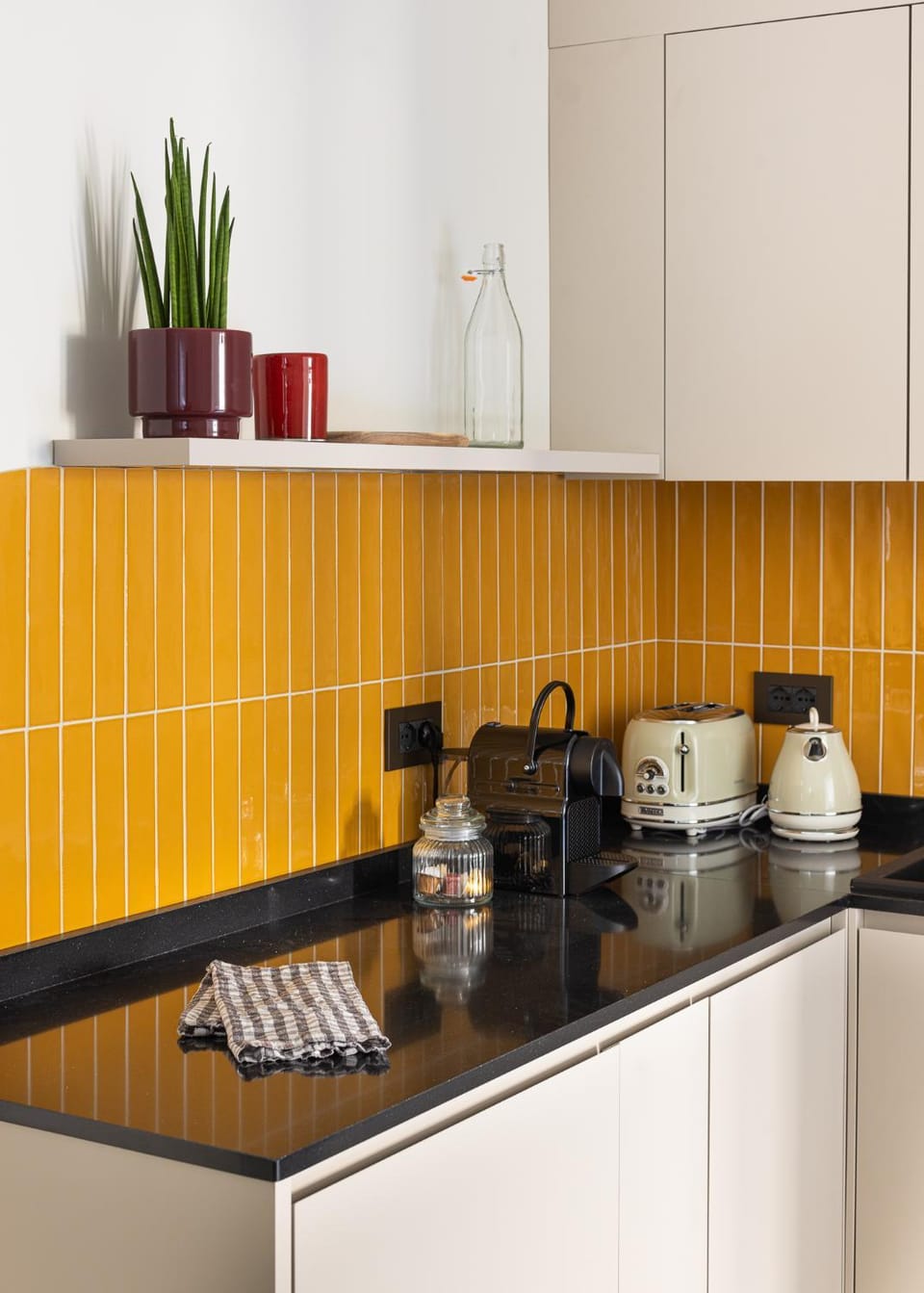 Kitchen or kitchenette, dishwasher, internet, toaster