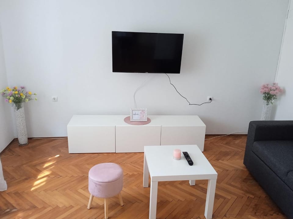 TV and multimedia, Living room, Evening entertainment