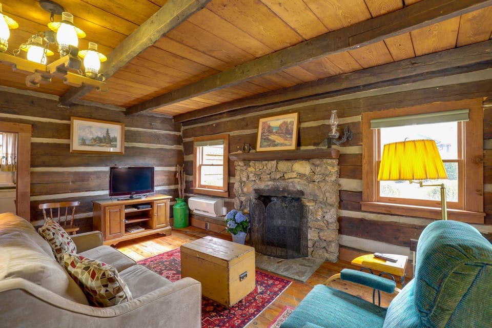 Scenic Hot Springs Retreat Near Appalachian Trail! Apartment in Hot Springs
