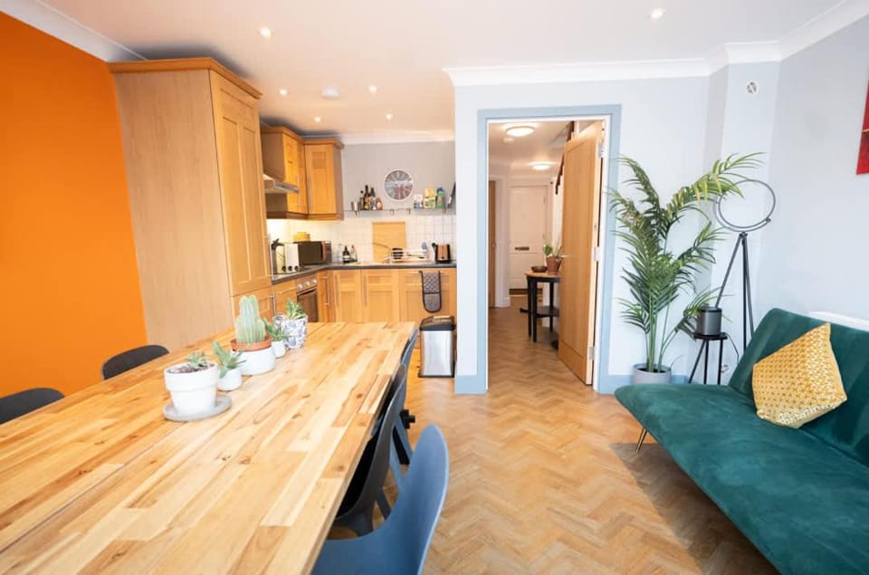 Kitchen or kitchenette, Living room, Seating area, Dining area, stove