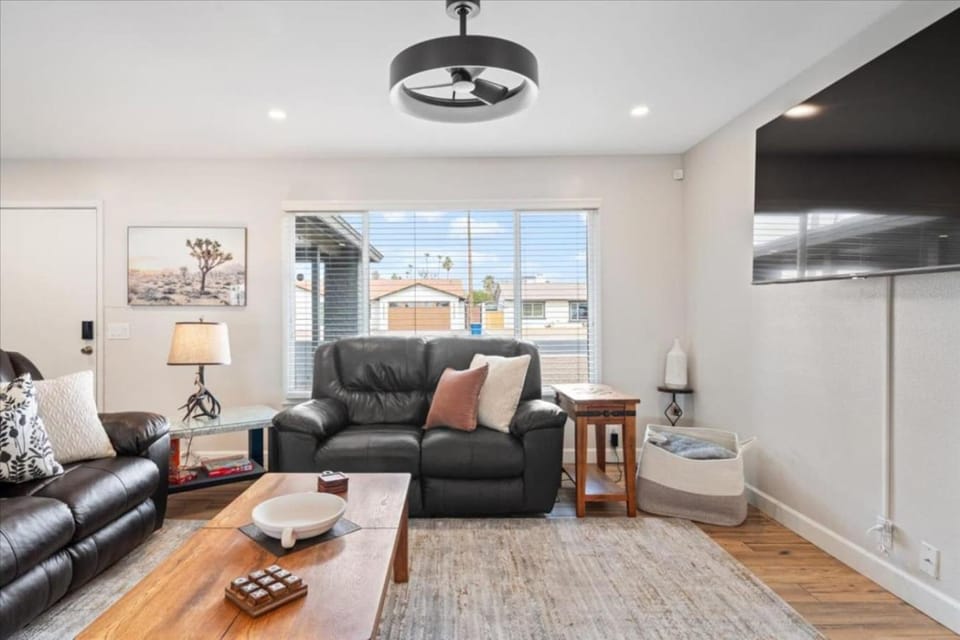 Communal lounge/ TV room, TV and multimedia, Living room, Seating area, Evening entertainment