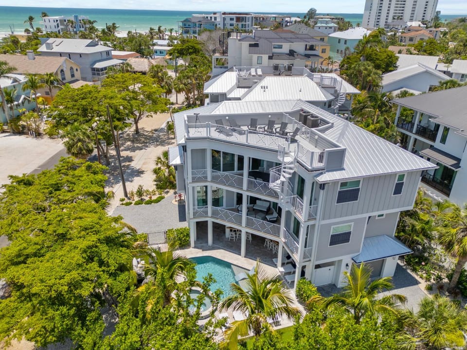 Property building, Facade/entrance, Neighbourhood, Bird's eye view, Balcony/Terrace, Beach, Swimming pool, Location, Inner courtyard view