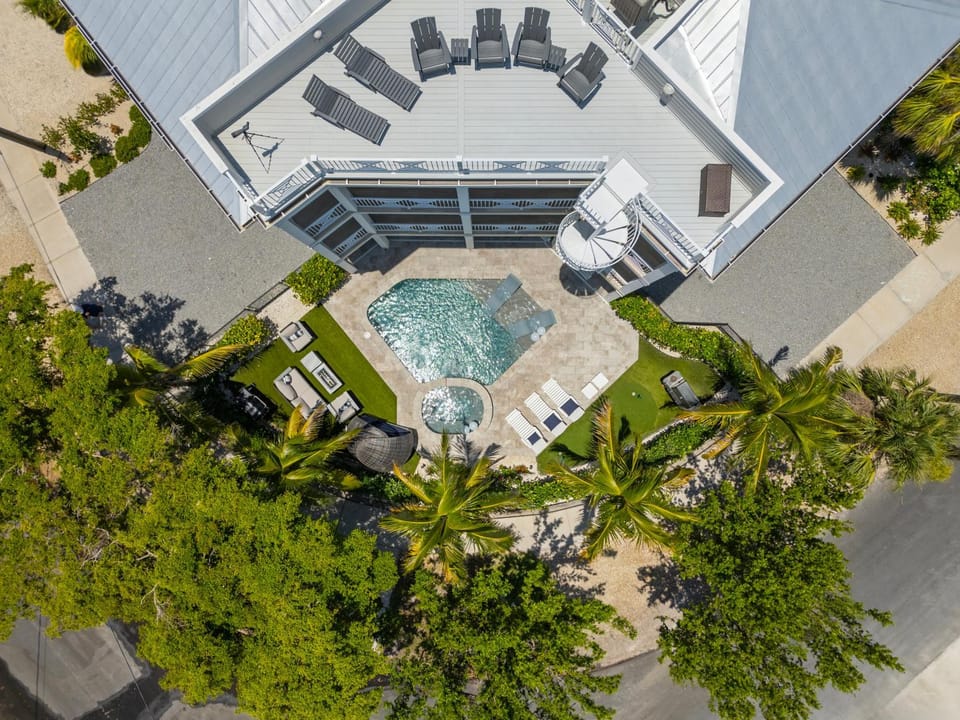 Property building, Patio, BBQ facilities, Garden, Hot Tub, Minigolf, Balcony/Terrace, Seating area, Garden view, Swimming pool, sunbed