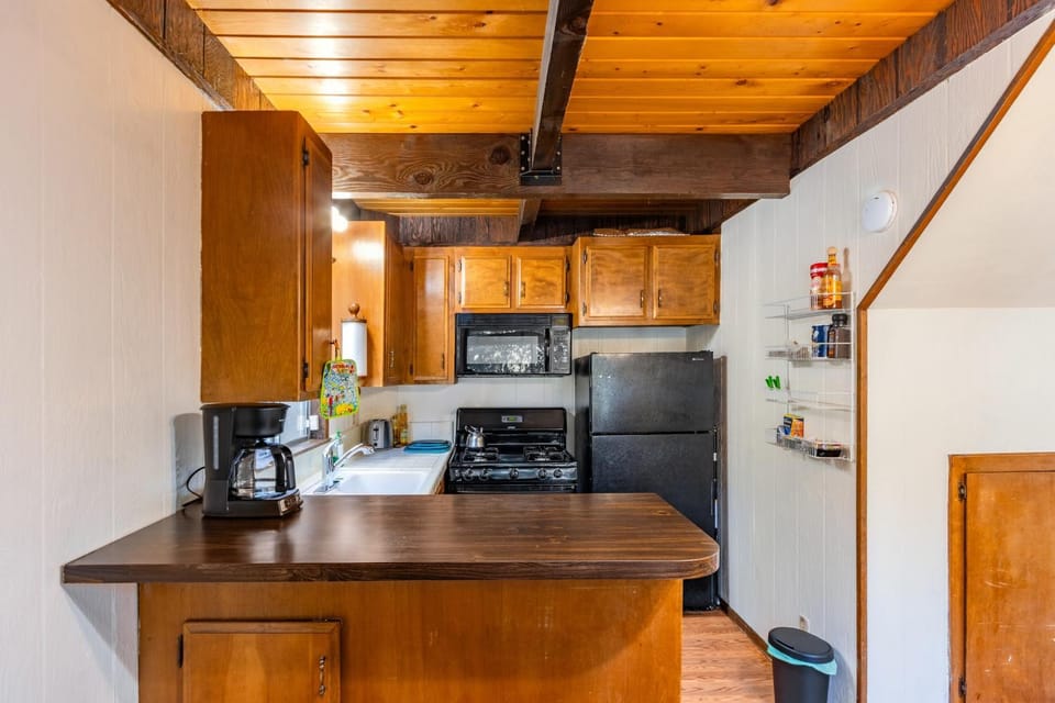 Coffee/tea facilities, Kitchen or kitchenette, oven, stove, toaster