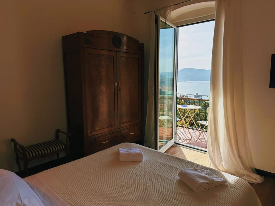 Photo of the whole room, Sea view
