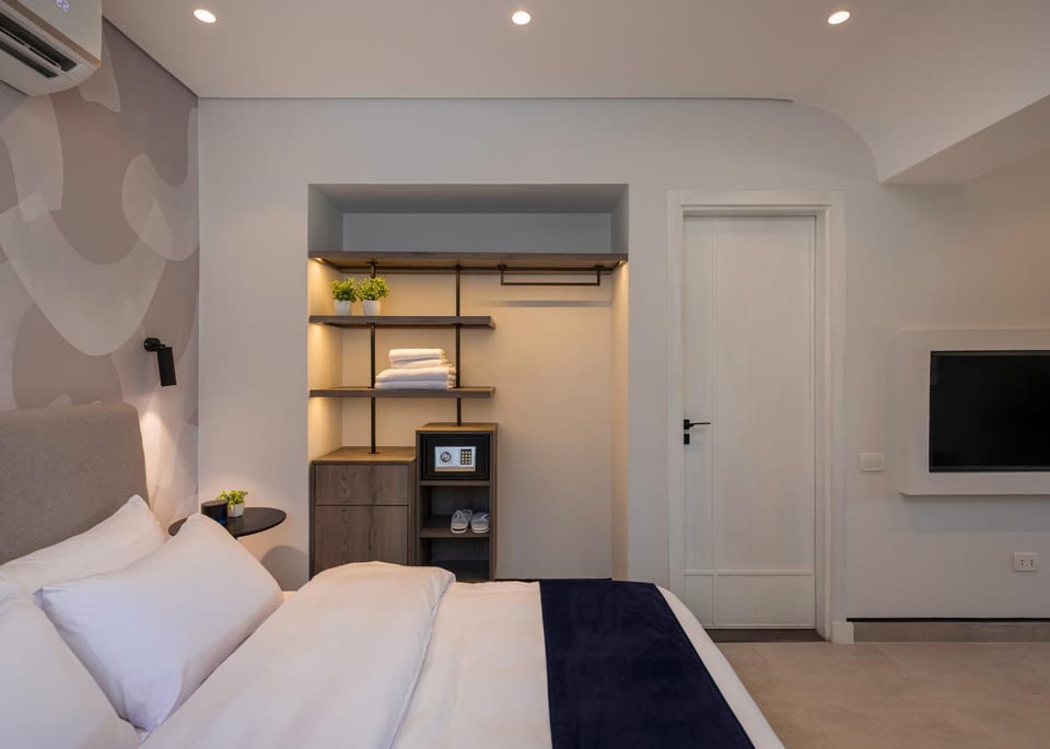 Bed, TV and multimedia, Photo of the whole room, air conditioner
