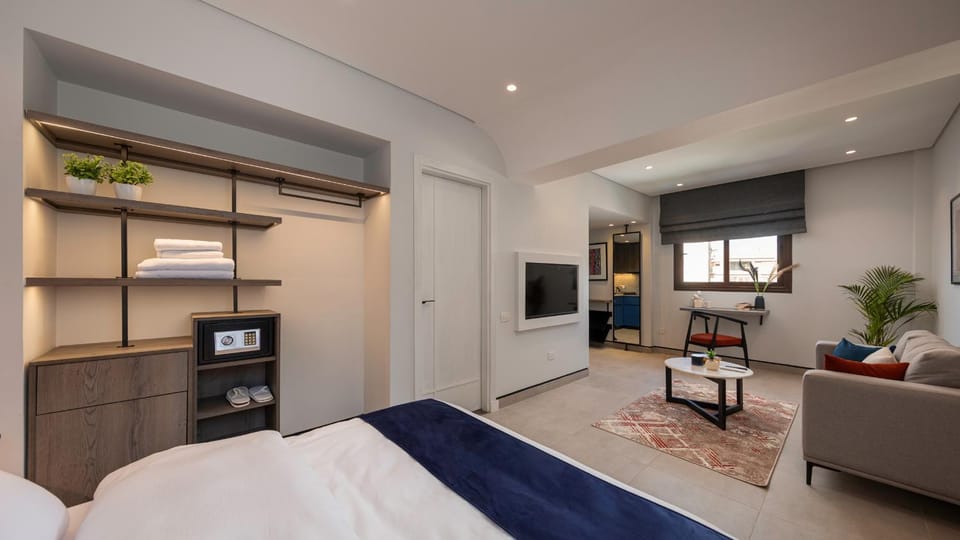 Bed, TV and multimedia, Photo of the whole room, Bedroom