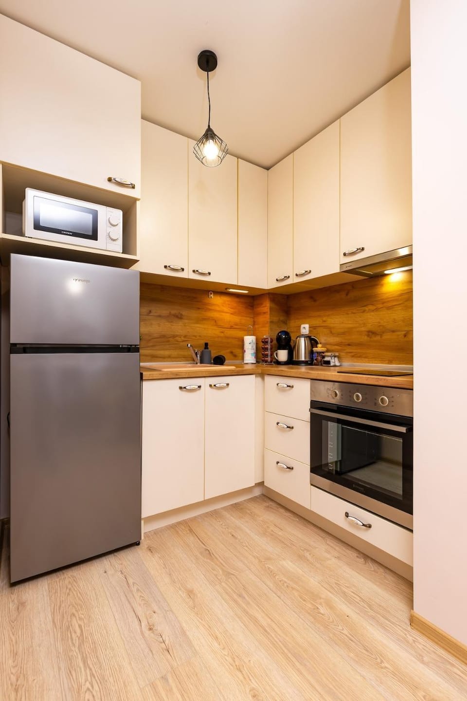 Coffee/tea facilities, Kitchen or kitchenette, oven, stove