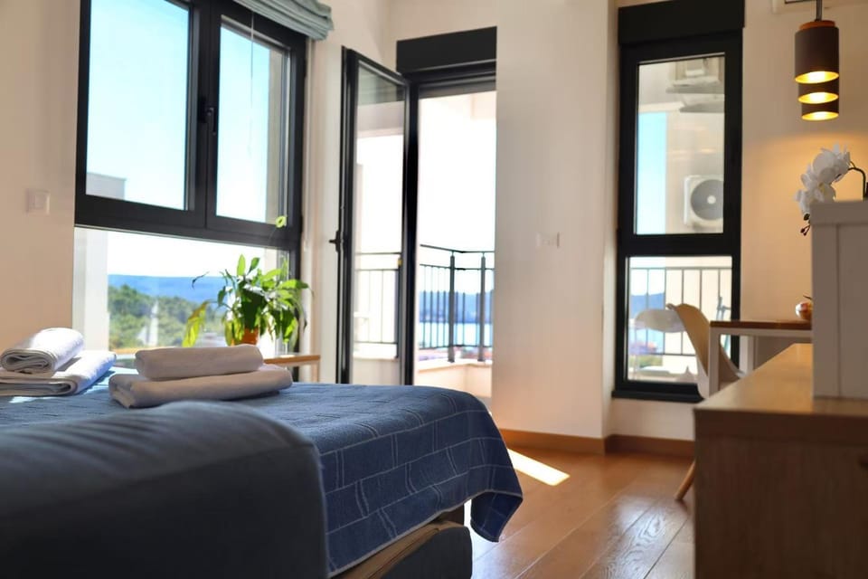 Bed, Living room, Photo of the whole room, Seating area, Bedroom, Sea view
