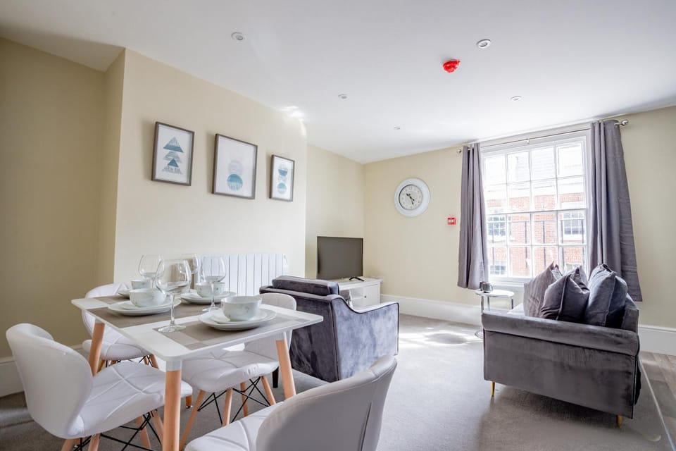 TV and multimedia, Living room, Seating area, Dining area