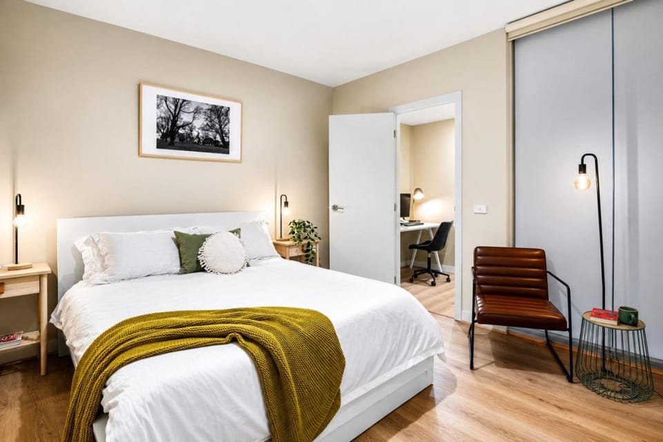 Bed, Photo of the whole room, Seating area, Bedroom