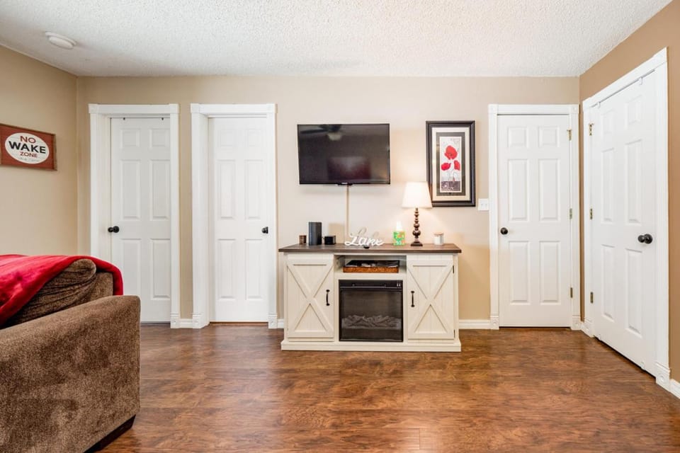 Shorefront Escape at TRL House in Kimberling City