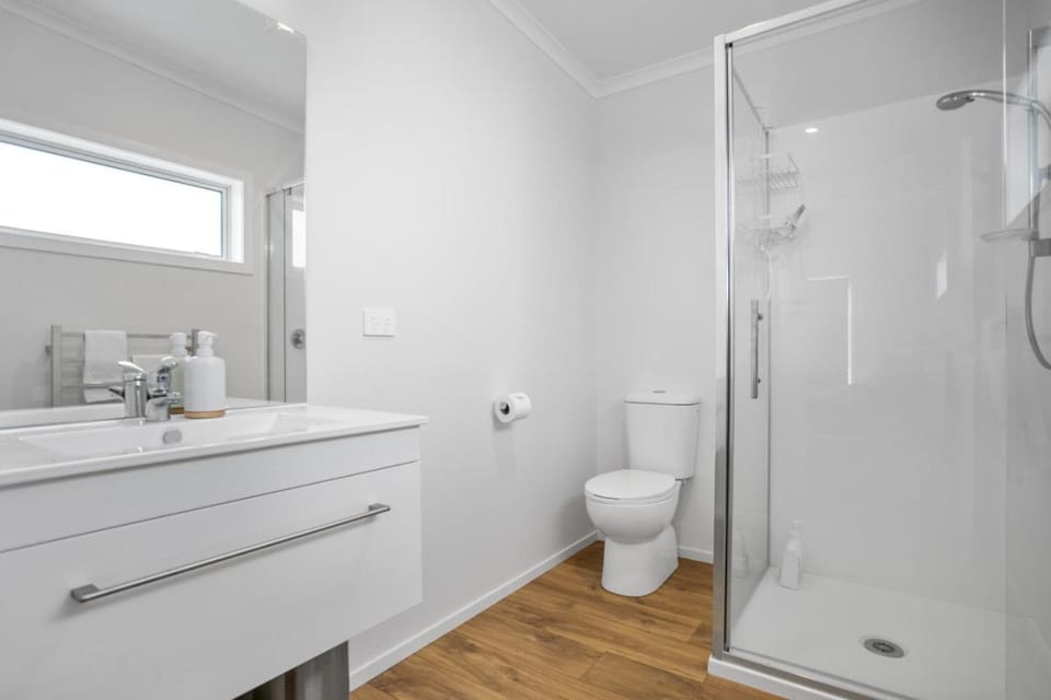 Shower, Toilet, Bathroom, towels