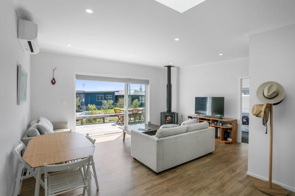 Balcony/Terrace, Living room, Dining area, Quiet street view, fireplace
