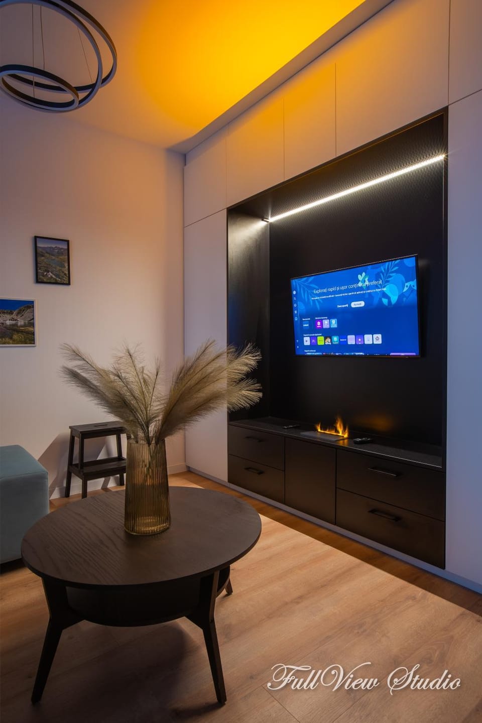 TV and multimedia, Living room, Seating area, Evening entertainment