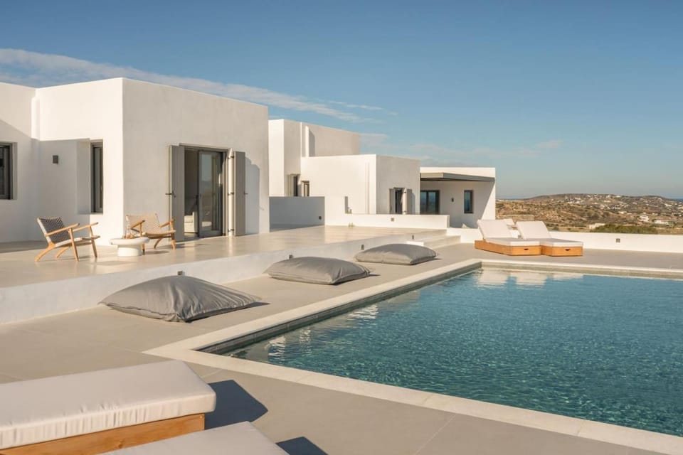 Property building, Day, Pool view, Swimming pool, sunbed
