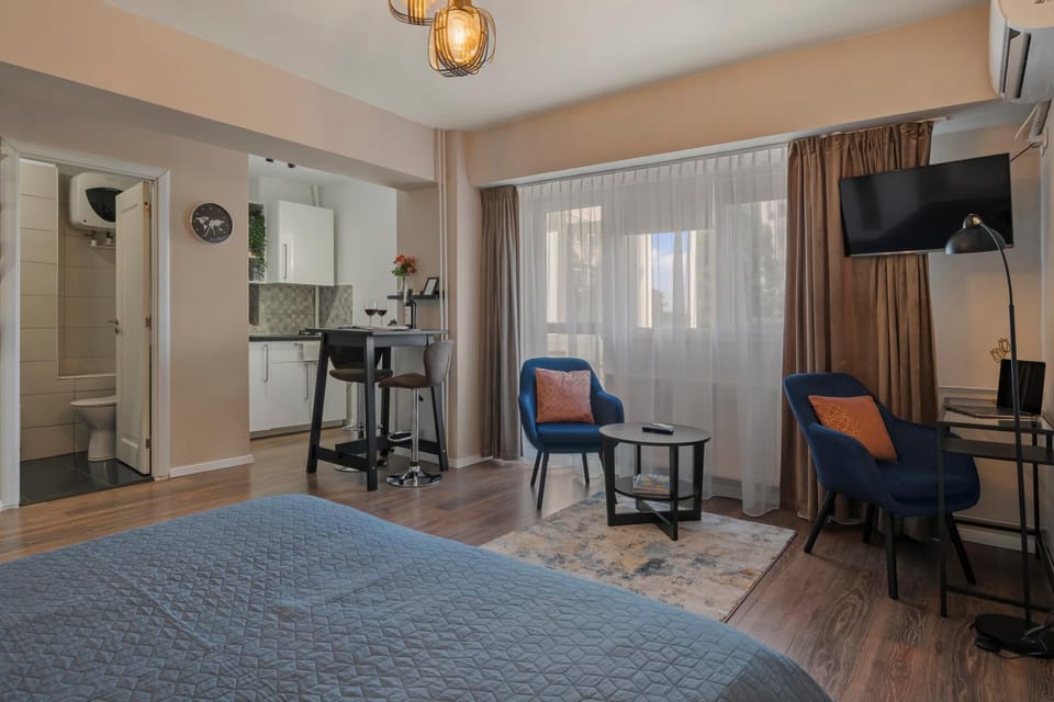 Bed, TV and multimedia, Kitchen or kitchenette, Living room, Photo of the whole room, Seating area, Dining area, Bedroom