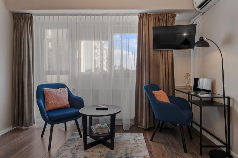 TV and multimedia, Living room, Seating area, Evening entertainment, air conditioner