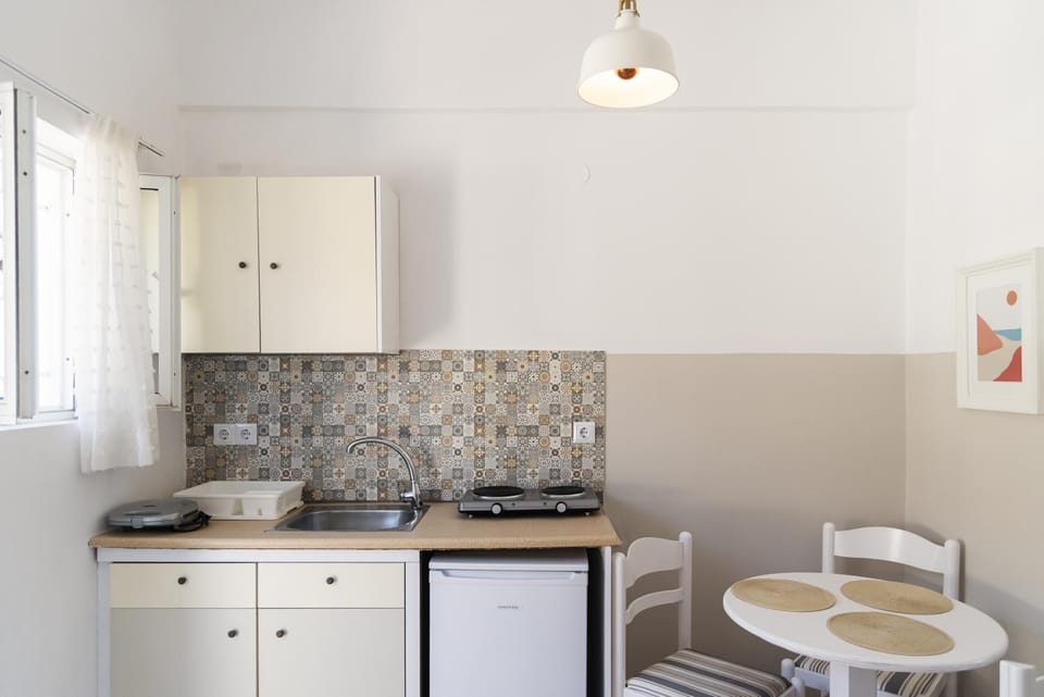 Kitchen or kitchenette, Dining area, stove