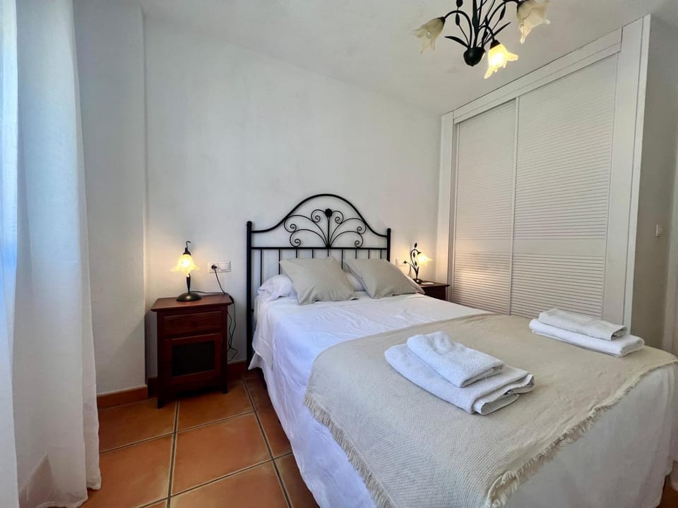 Bed, Photo of the whole room, Decorative detail, Decorative detail, Bedroom, Sea view, towels, wardrobe