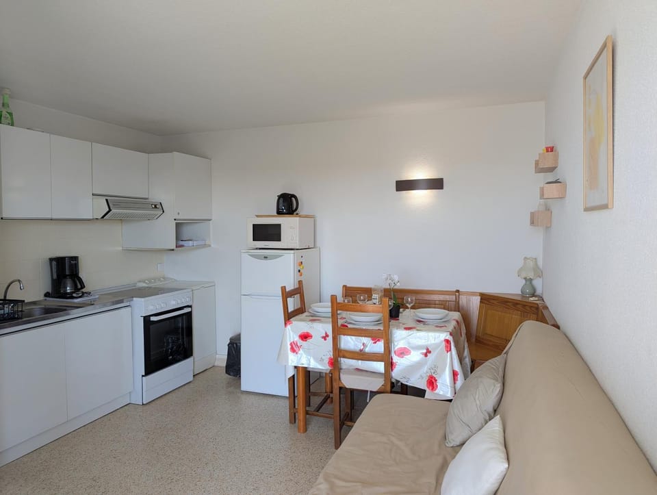 Coffee/tea facilities, Kitchen or kitchenette, Living room, Seating area, Dining area, oven, stove
