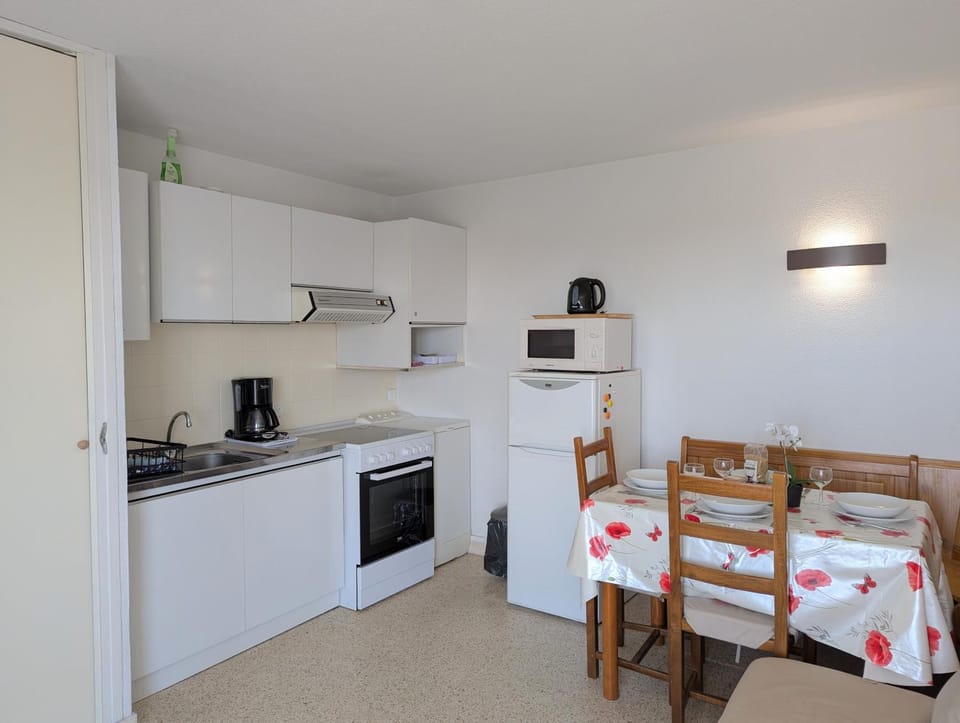 Coffee/tea facilities, Kitchen or kitchenette, Dining area, oven, stove