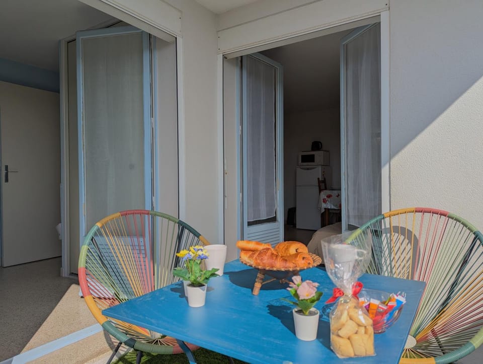 Dining area, Food