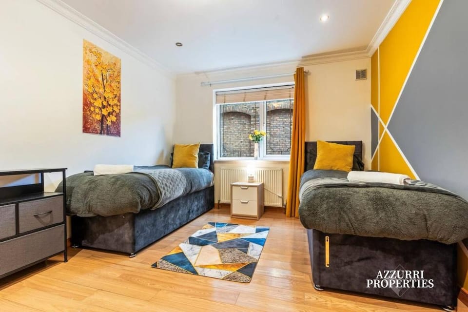 Bed, Photo of the whole room, Seating area, Bedroom, towels