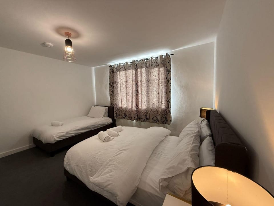 Cozy Retreat in Bridgend with 4 Bedrooms House in Bridgend