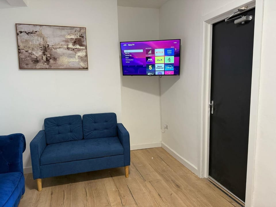 Cozy Retreat in Bridgend with 4 Bedrooms House in Bridgend