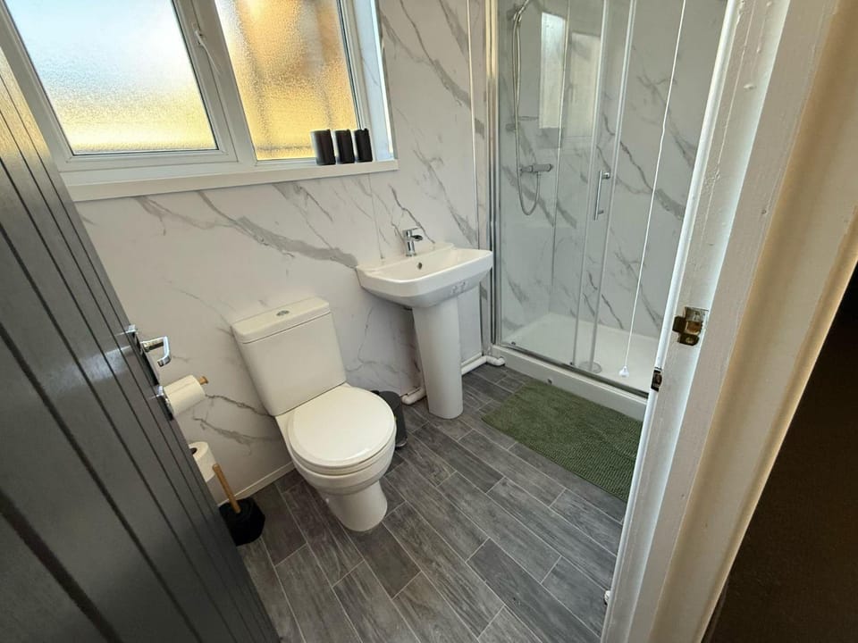 Cozy Retreat in Bridgend with 4 Bedrooms House in Bridgend