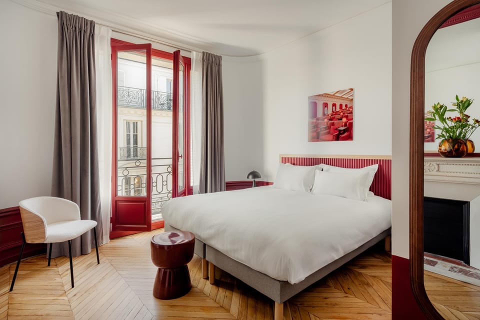 Photo of the whole room, Bedroom