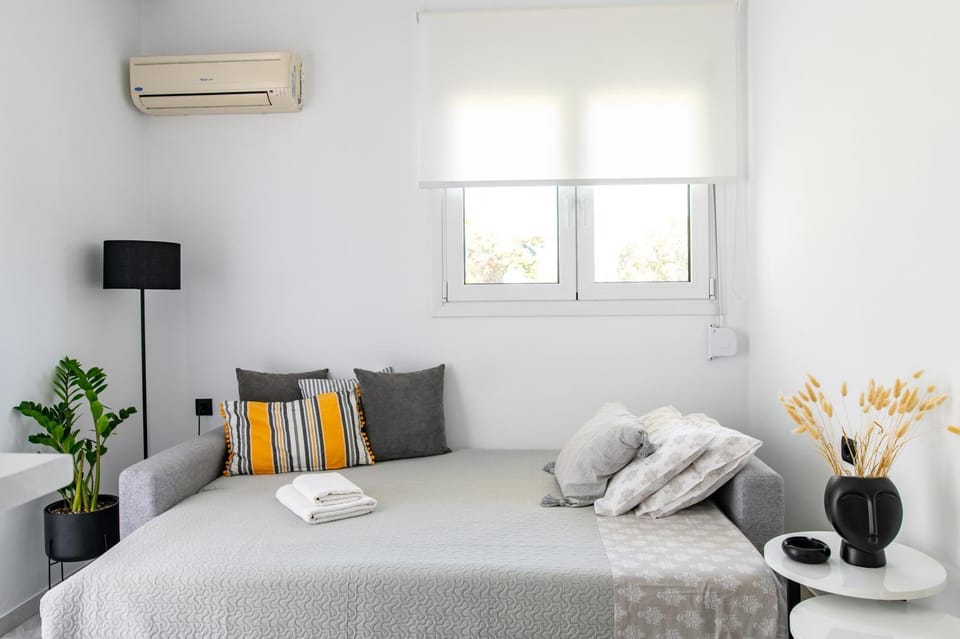 Photo of the whole room, Bedroom, air conditioner