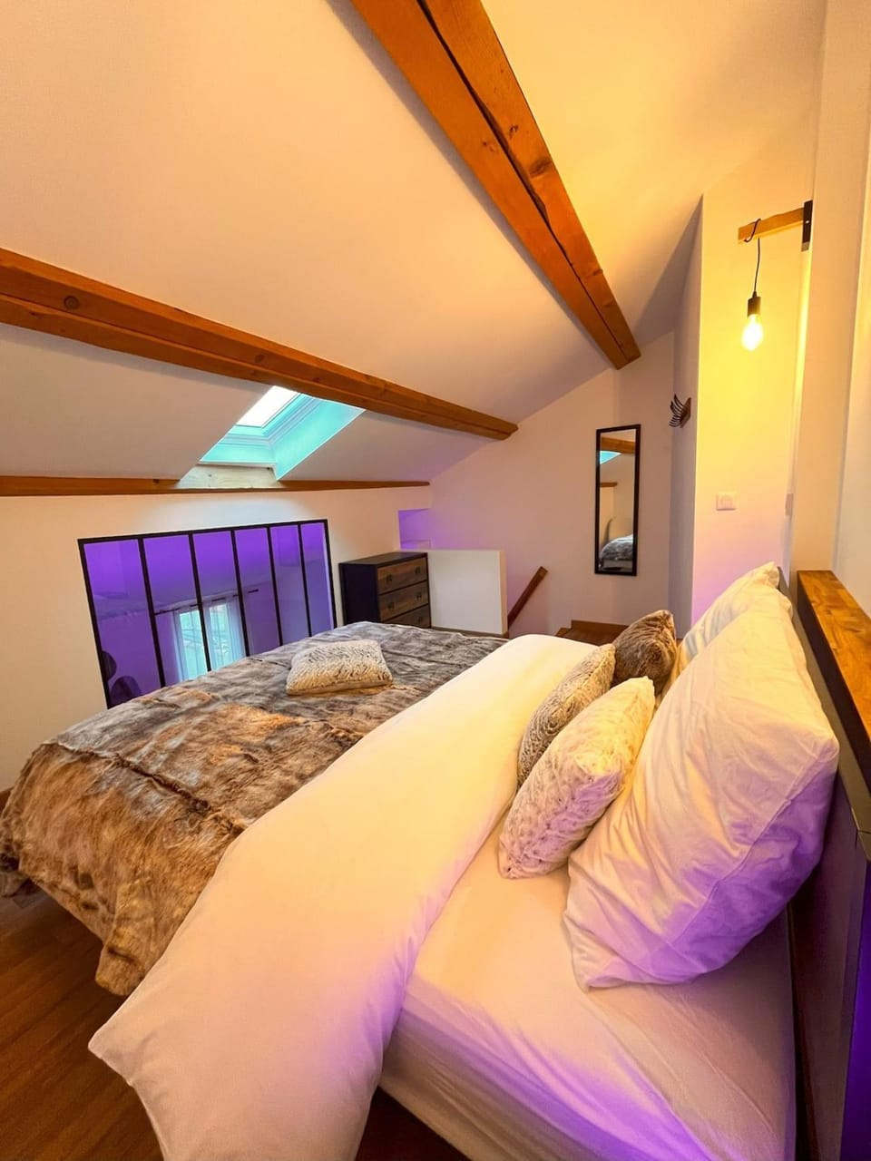 Bed, Photo of the whole room, Bedroom