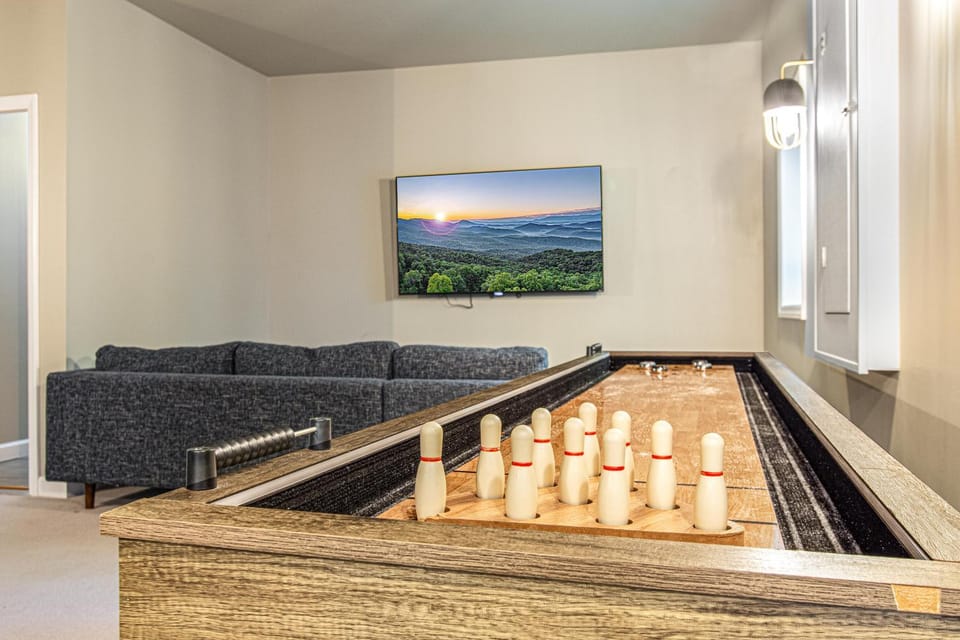 Communal lounge/ TV room, Game Room, TV and multimedia, Living room, Seating area, Evening entertainment