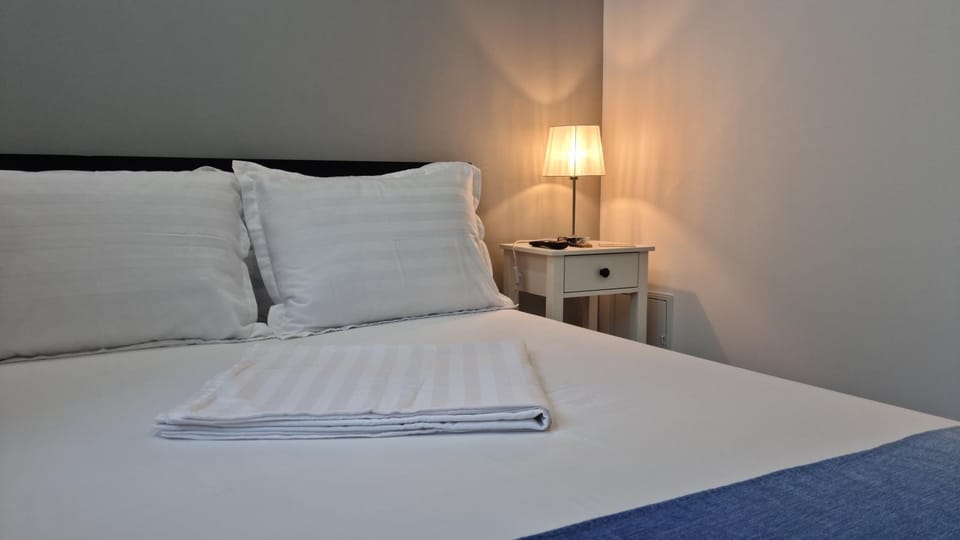 Bed, TV and multimedia, View (from property/room), Photo of the whole room, Bedroom, flat iron, towels, trouser press