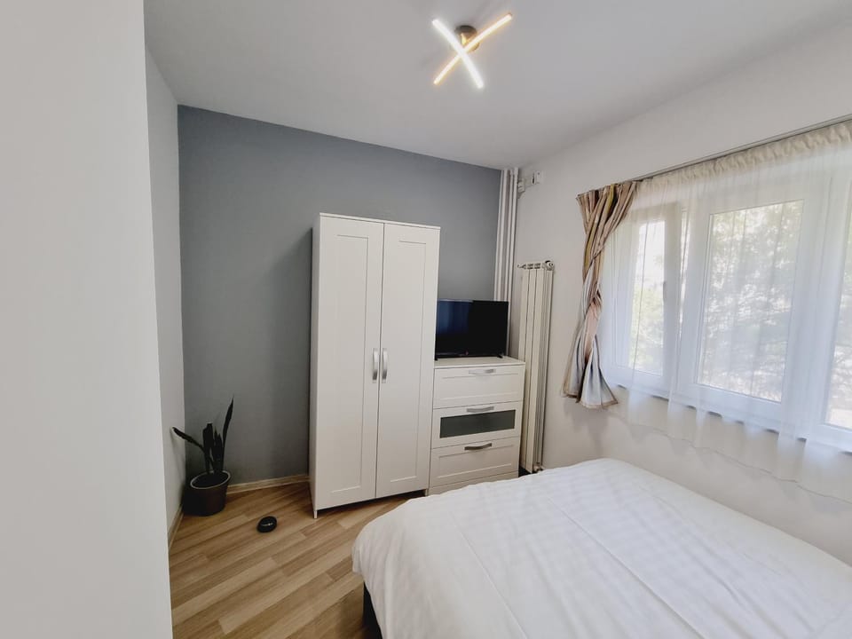 Bed, TV and multimedia, Photo of the whole room, Bedroom, wardrobe