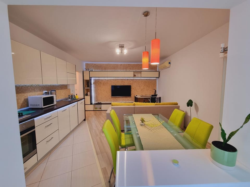 Communal lounge/ TV room, TV and multimedia, Kitchen or kitchenette, Living room, Dining area, oven, stove, air conditioner