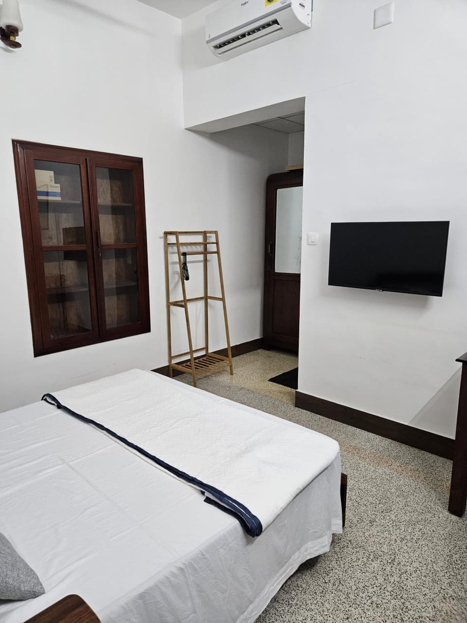Bed, TV and multimedia, Photo of the whole room, Bedroom, wardrobe, air conditioner