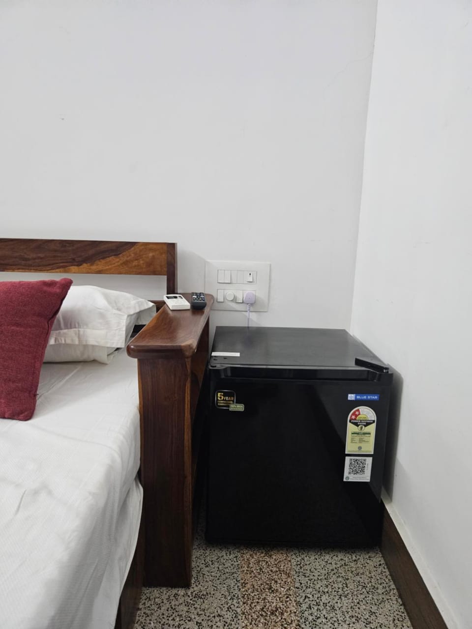 Bed, minibar