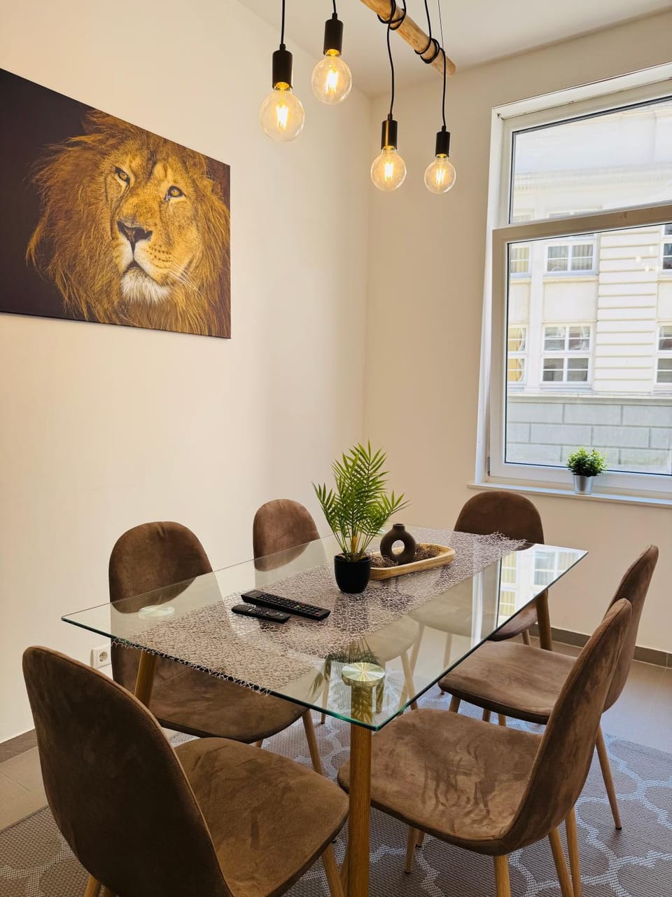 Seating area, Dining area