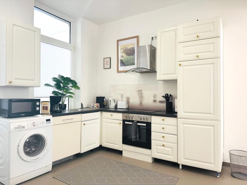 Coffee/tea facilities, Kitchen or kitchenette, dishwasher, microwave, stove, toaster, washing machine, kitchen