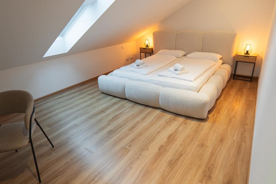 Bed, Photo of the whole room, Bedroom, towels