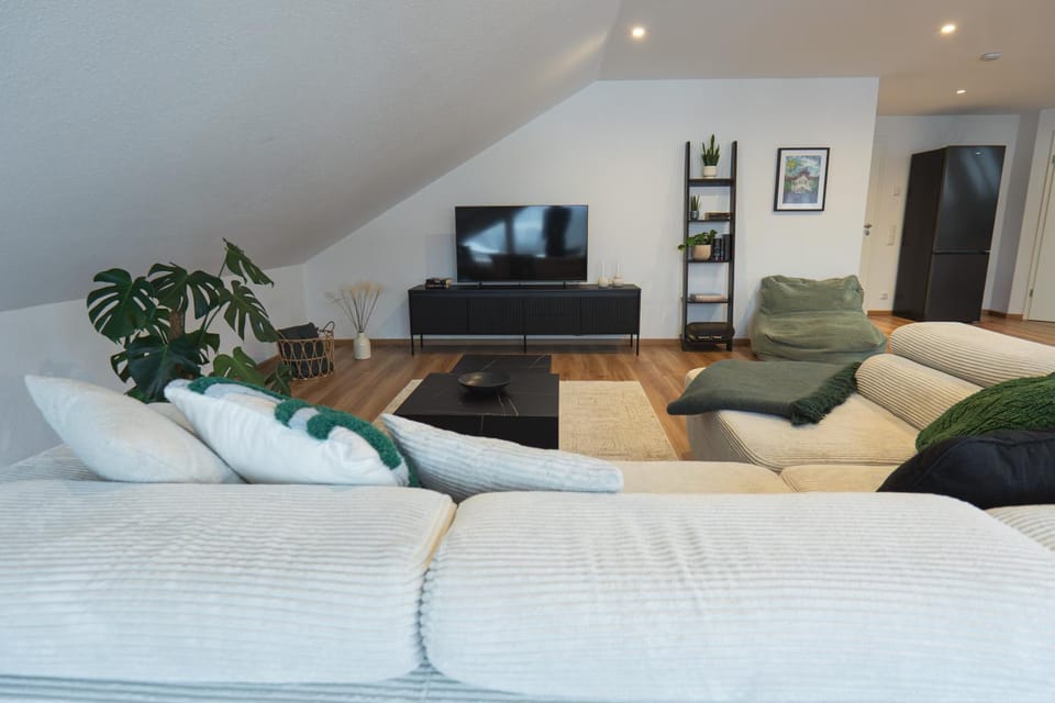 Communal lounge/ TV room, TV and multimedia, Living room, Seating area, Evening entertainment