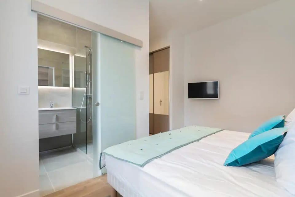 Bed, TV and multimedia, Photo of the whole room, Bedroom, wardrobe
