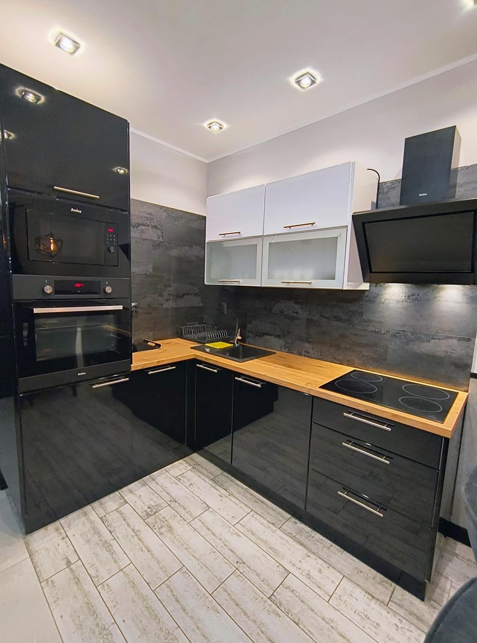 Kitchen or kitchenette, dishwasher, stove